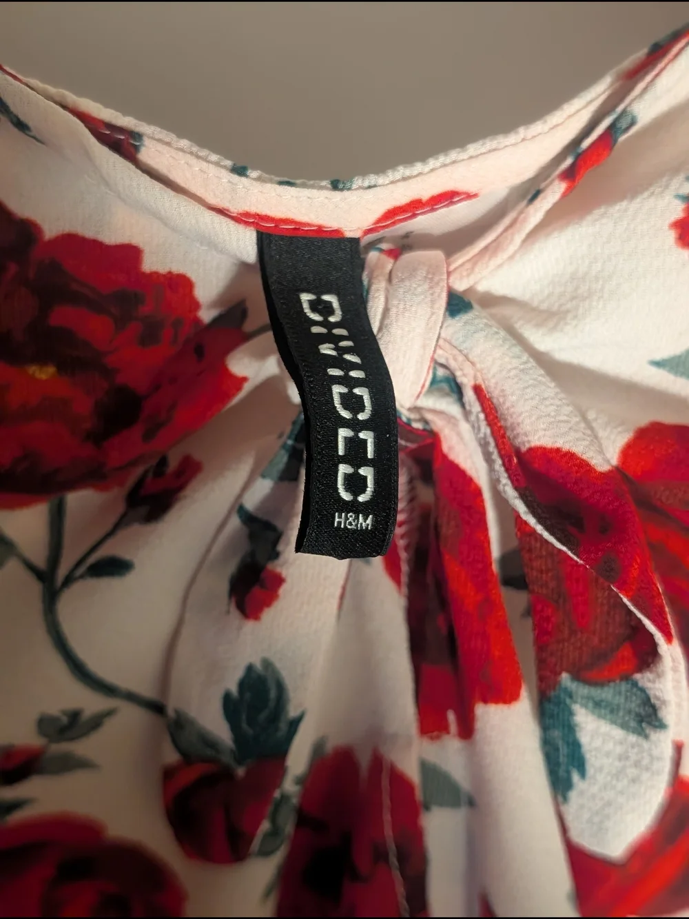 H&M Divided White Off-Shoulder Ruffled Crop Top with Red Rose Print Size 8 - Picture 4 of 7